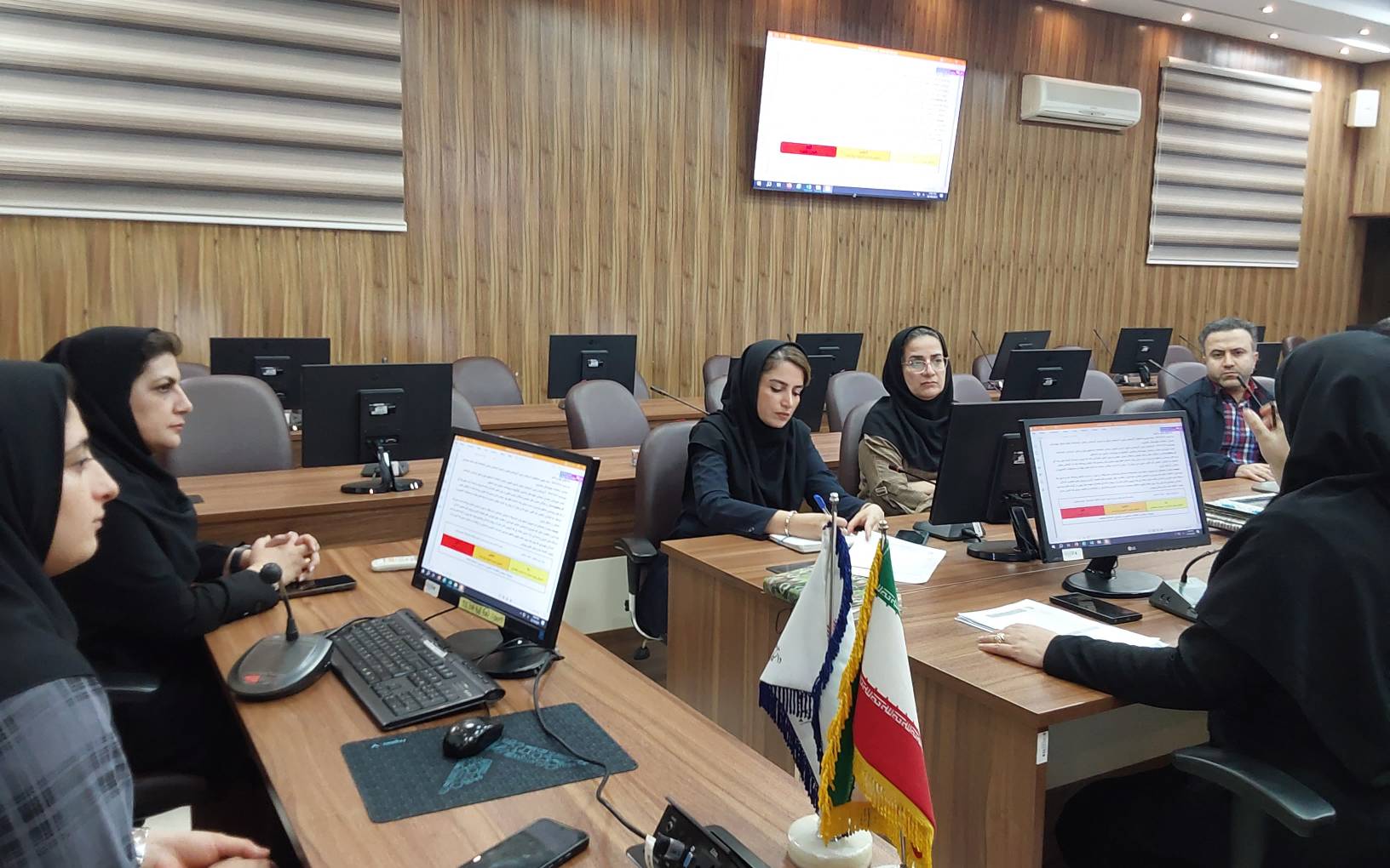 برگزاری کمیته بررسی موارد خطر احتمالی در مراکز و پایگاهها در مرکز بهداشت غرب