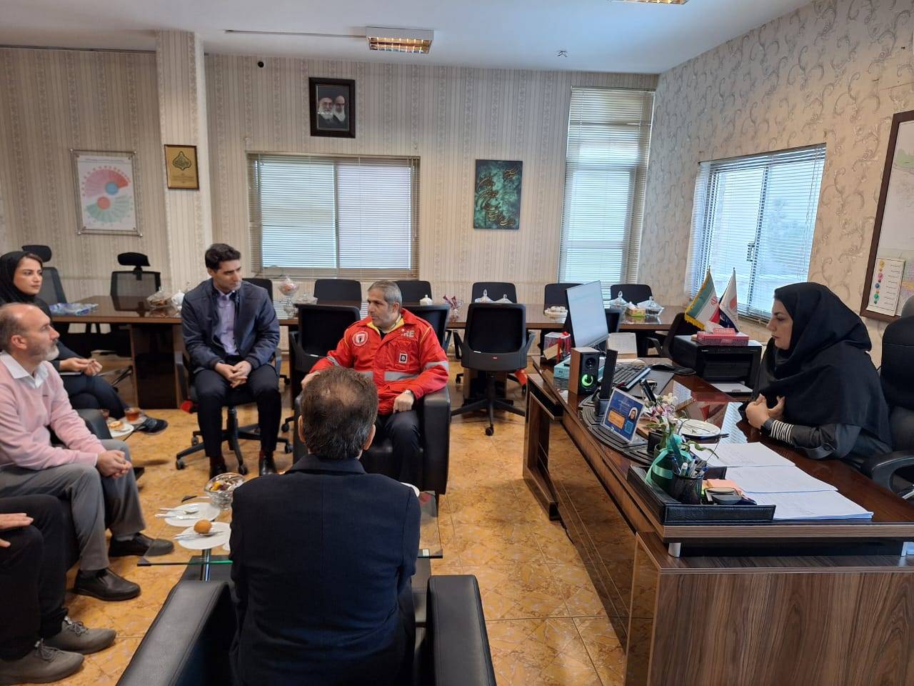 جلسه تخصصی واحد بحران مرکز بهداشت غرب با سخنگوی سازمان آتش‌نشانی در راستای تقویت ایمنی ساختمان‌ها و همکاری‌های بین‌سازمانی    